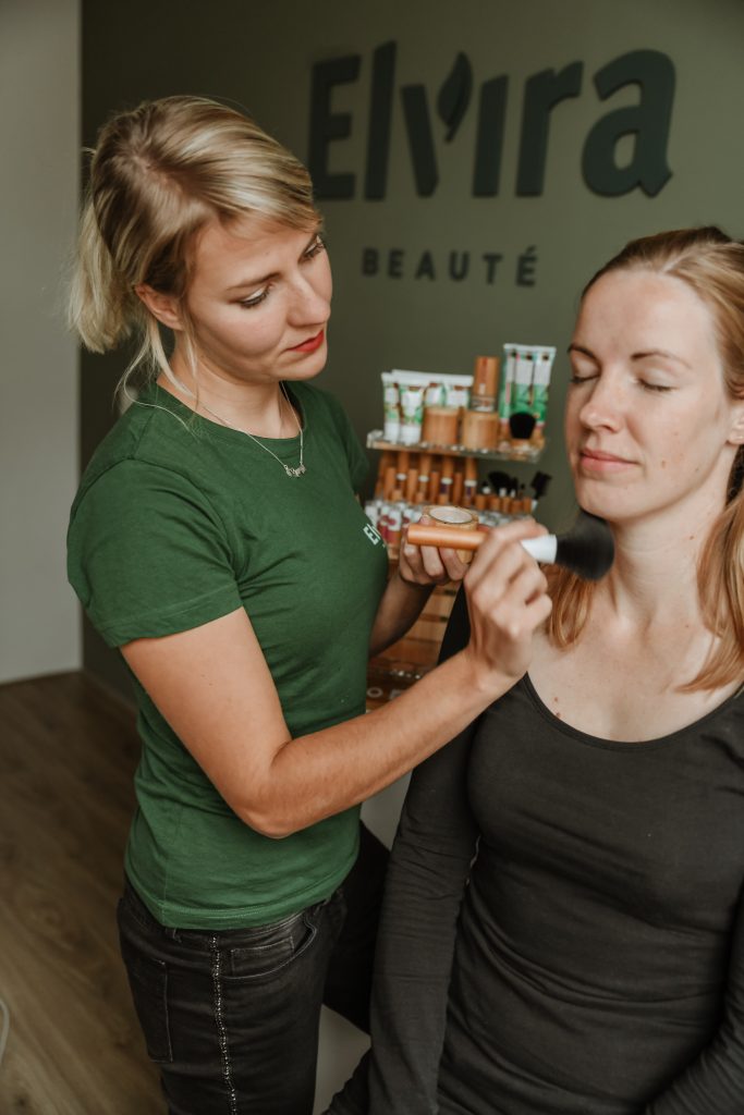 Een make-up touch up met de 100% natuurlijke make-up van ZAO bij schoonheidssalon Elvira Beauté in Goor (Twente)